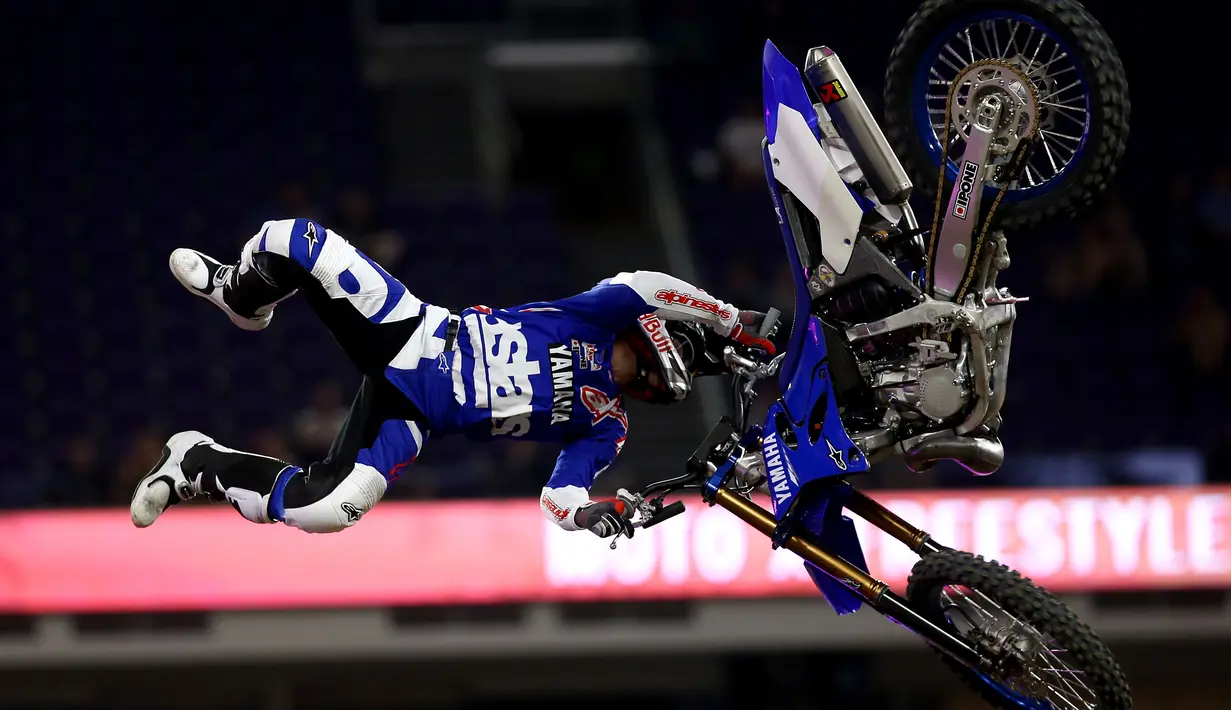 Penampilan Tom Pages asal Prancis dalam final Moto X Freestyle di ESPN X-Games, Stadion Bank AS, Minneapolis, Minnesota, Amerika Serikat, Jumat (20/7). (Sean M. Haffey/Getty Images/AFP)