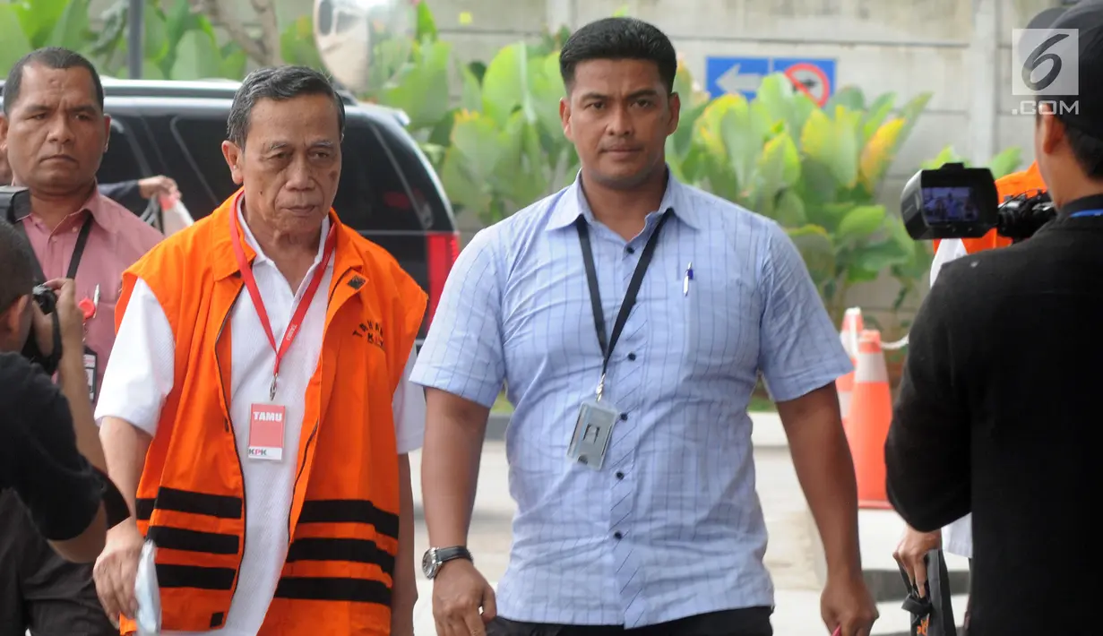 Anggota Komisi IX DPR Fraksi Partai Demokrat Amin Santono memakai rompi tahanan dikawal petugas tiba untuk menjalani pemeriksaan perdana pasca terjaring operasi tangkap tangan  (OTT) di gedung KPK, Jakarta, Senin (14/5). (Merdeka.com/Dwi Narwoko)