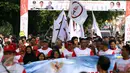 Peserta mengibarkan bendera saat Kirab Kebangsaan Indonesia Raya di Cibinong, Kab Bogor, Minggu (14/5). Kirab diikuti puluhan organisasi kepemudaan se Kabupaten Bogor. (Liputan6.com/Helmi Fithriansyah)