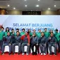 Ketua Umum PSSI, Edy Rahmayadi (keempat kiri) berfoto bersama tim futsal putri Indonesia saat pelepasan di Makostrad, Jakarta, Kamis (10/8). Edy Rahmayadi resmi melepas Timnas U-22 dan Futsal berlaga di SEA Games 2017. (Liputan6.com/Helmi Fithriansyah)