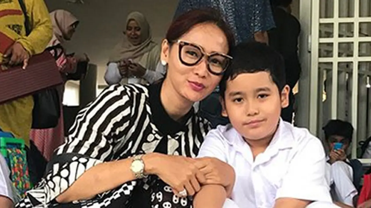 [Bintang] Inul Daratista dan Keluarga