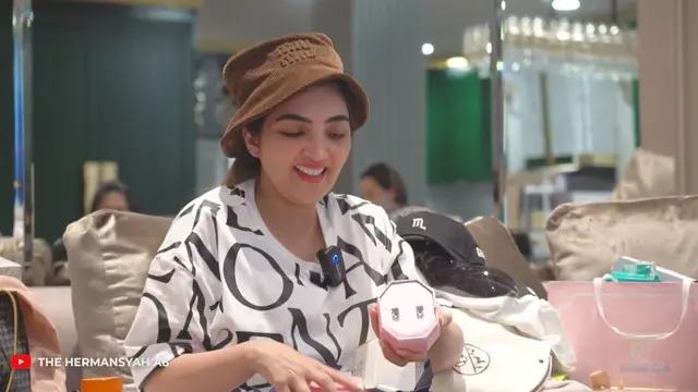 7 Potret Ashanty Buka Kado Ultah, Dapat Hadiah Parfum Hingga Perhiasan Branded
