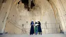 Sejumlah insinyur berhijab Afganistan melihat desain perbaikan istana Darul Aman di Kabul, 2 Oktober 2016. Sebelumnya istana ini direnovasi pada 1970-an tetapi rusak kembali ketika pendudukan Uni Soviet. (REUTERS/Mohammad Ismail)