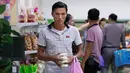 Seorang pria berbelanja di supermarket di Pyongyang, Korea Utara (12/9). Banyak produk dalam negeri terlihat di rak-rak supermarket tersebut sebagai bagian dari upaya membangun ekonominya dan meningkatkan standar hidup nasional. (AP Photo/Kin Cheung)