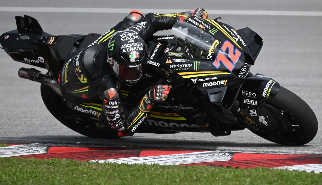 Pebalap Moony VR46, Marco Bezzecchi memacu motornya saat sesi tes pramusim MotoGP 2023 yang berlangsung di Sirkuit Sepang, Malaysia, Sabtu (10/02/2023). Bezzecchi menjadi pebalap tercepat pada hari pertama tes pramusim MotoGP 2023 dengan 1 jam 58 menit 470 detik dalam 55 lap. (AFP/Mohd Rasfan)