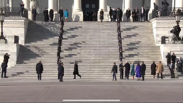 Kedatangan rombongan Joe Biden dan Kamala Harris di Gedung Capitol Hill, AS untuk mengikuti upacara pelantikan pada Rabu (20/1/2021). (Siaran langsung VOA)