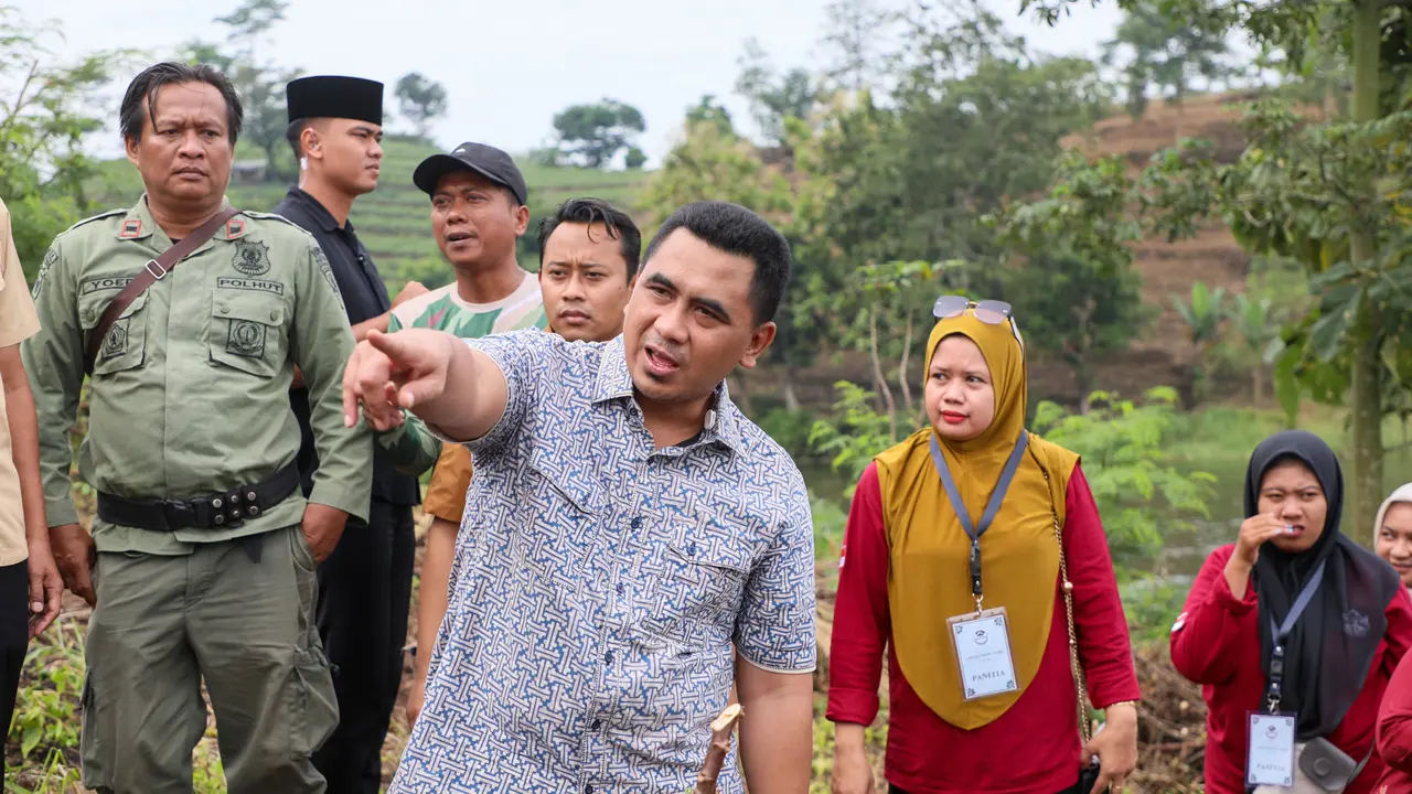 Wakil Gubernur Jawa Tengah Taj Yasin Maimoen menanam pohon durian di lereng Gunung Muria, Kabupaten Kudus. (Foto: Liputan6.com/Felek Wahyu)