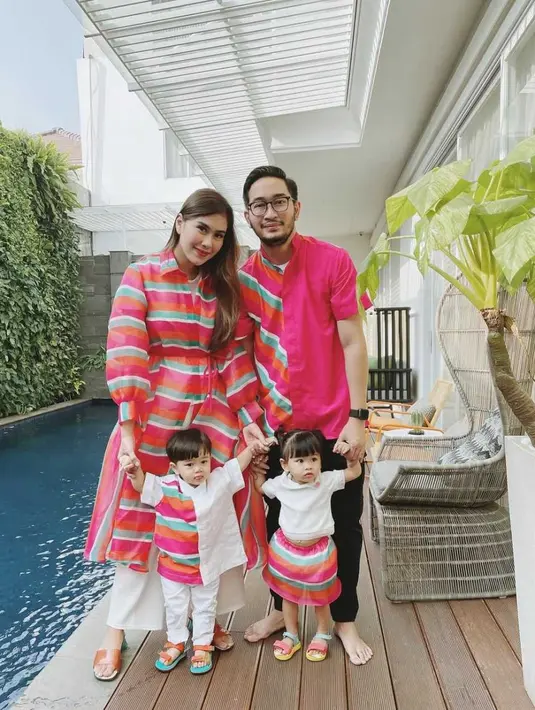 Model baju Lebaran keluarga besar Syahnaz dan Jeje, berani tampil beda dengan perpaduan warna mencolok dan motif stripes yang playful (Foto: Instagram @syahnazs)