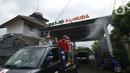 Petugas PMI menyemprotkan cairan disinfektan di Perumahan Ori Pondok Bambu, Jakarta, Kamis (10/2/2022). Penyemprotan ini dilakukan pada lingkungan perumahan sebagai upaya untuk menekan angka penyebaran Virus Covid-19 varian Omicron yang terus meningkat. (merdeka.com/Imam Buhori)