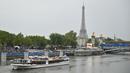 Kontingen Yunani berlayar di atas perahu saat upacara pembukaan Olimpiade Paris 2024 di Sungai Seine, Paris Prancis, 26 Juli 2024. (AFP/Andrej Isakovic)