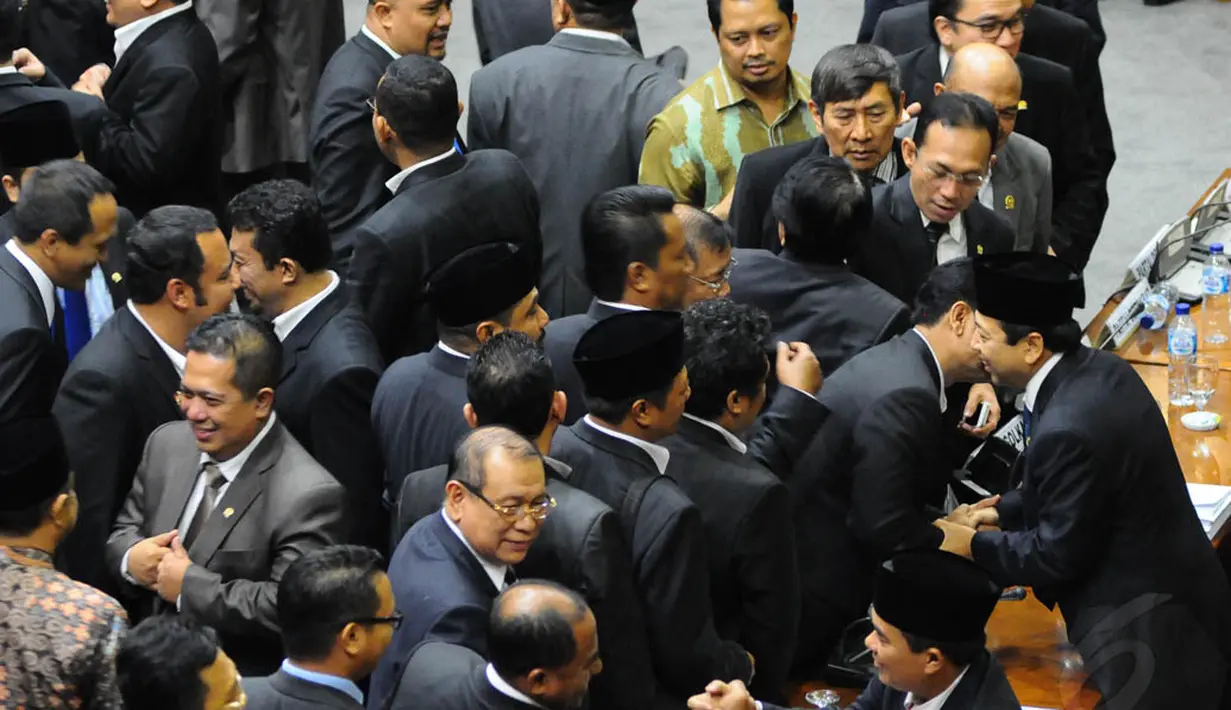 Setya Novanto diberi ucapan selamat dari sejumlah anggota DPR RI yang mengikuti rapat Paripurna pemilihan Ketua DPR RI, Jakarta, (2/10/14). (Liputan6.com/Andrian M Tunay) 