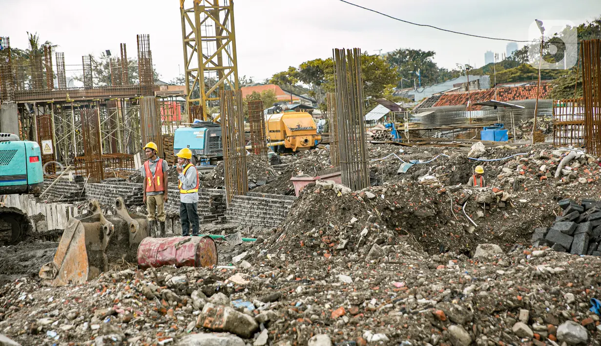 Aktivitas pekerja di lokasi pembangunan Kampung Susun Akuarium di Jakarta, Rabu (17/2/2021). Progres pembangunan Kampung Susun Akuarium tersebut telah mencapai 30 persen dan ditargetkan rampung pada Agustus 2021 mendatang. (Liputan6.com/Faizal Fanani)