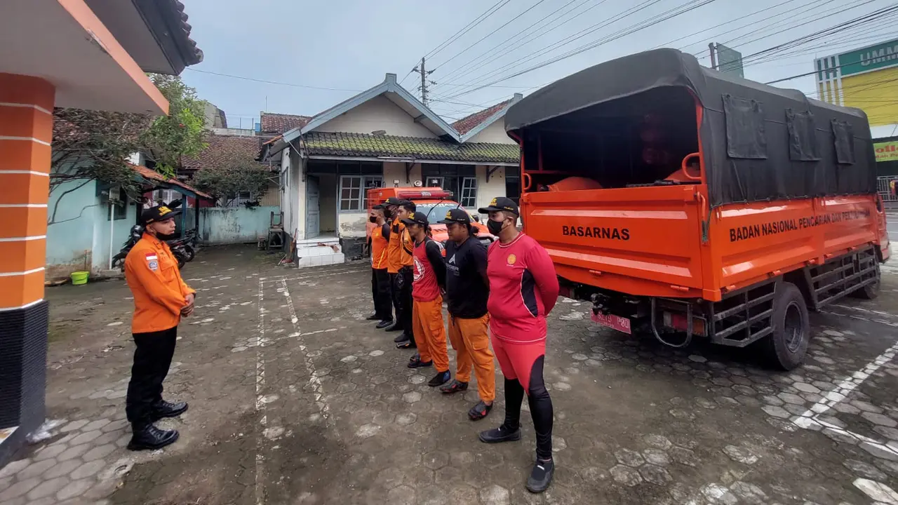 Tim SAR memberangkatkan SRU untuk operasi SAR dua pemancing yang tenggelam di Sungai Kacangan, Purbalingga. (Foto: Liputan6.com/Basarnas)