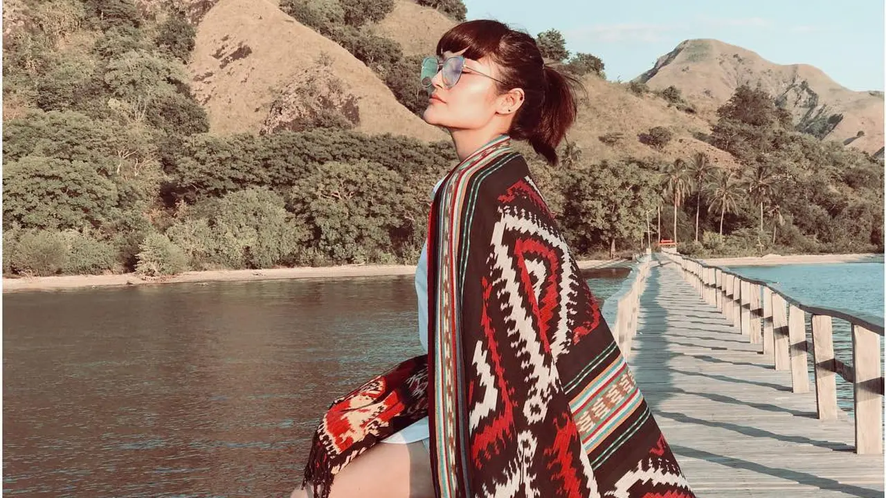 [Bintang] Dengan Make Up Minimalis, Ini 8 Foto Cantik Siti Badriah