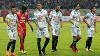 Pemain Arema lesu seusai dikalahkan PSIS Semarang lewat adu penalti, Jumat (23/2/2018) pada laga pertama PGK II. (Bola.com/Iwan Setiawan)