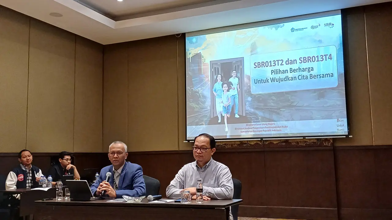 Direktur Surat Utang Negara Ditjen Pengelolaan Pembiayaan dan Risiko Kementerian Keuangan, Deni Ridwan dalam peluncuran Surat Berharga Negara (SBN) Ritel jenis Savings Bond Ritel (SBR) seri SBR013 di Hotel Sultan, Jakarta, Senin (10/6/2024).