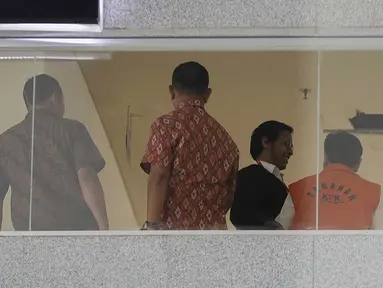Terdakwa kasus korupsi e-KTP Setya Novanto, saat bertemu dengan putra sulungnya, Rheza Herwindo di gedung KPK, Jakarta, Jumat (22/12). Rheza akan diperiksa sebagai saksi untuk tersangka Dirut PT Quadra Solution. (Liputan6.com/Faizal Fanani)