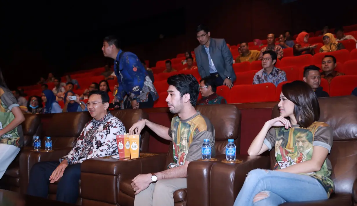 Kehadirannya menjadi kejutan pada malam itu. Sebelumnya dua pemain utamanya film itu juga berkesempatan mengunjungi ke ruang kerja Ahok. (Galih W. Satria/Bintang.com)