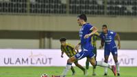Andrew Jung melakukan eksekusi penalti pada laga BRI Super League 2025/2026 antara PSBS Biak vs Persib Bandung - PERSIB.co.id/Fernando Hero