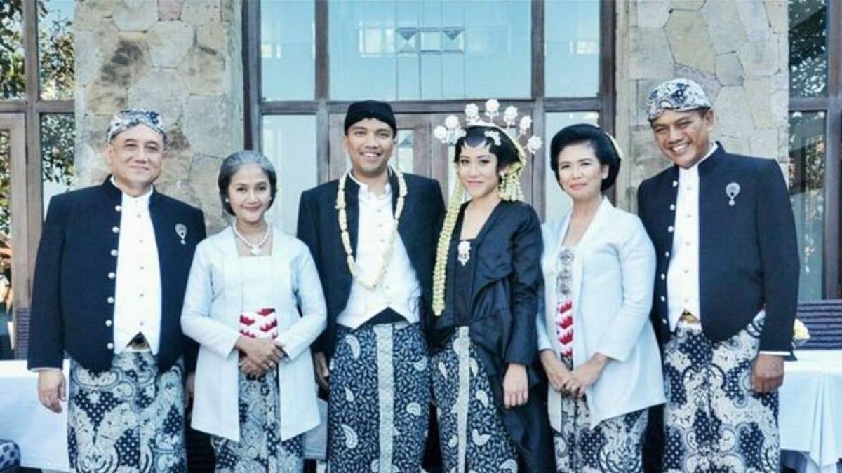 15 Ide Pernikahan Serba Hitam Putih Bikin Hari Sakral Jadi 'Edgy