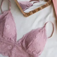 Pink bra dengan motif renda (Foto dok : Freepik/freepik).