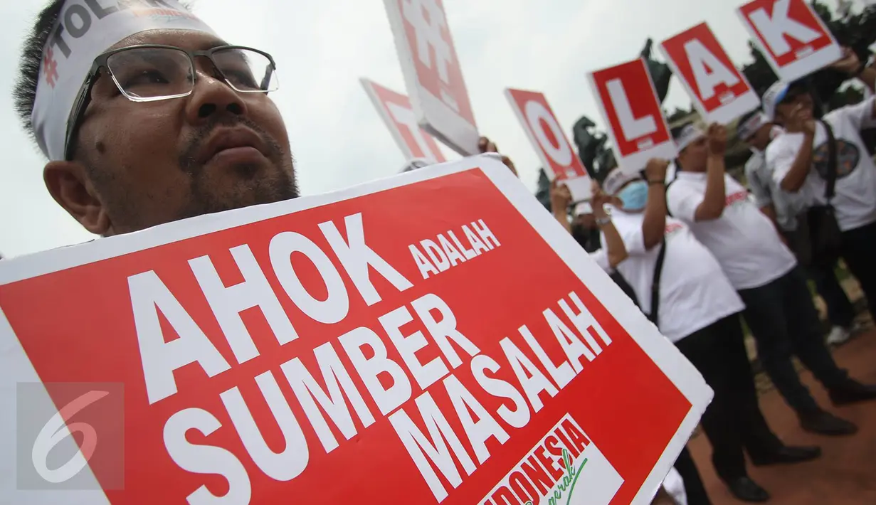 Aksi massa dari Indonesia Bergerak menolak Gubernur DKI, Basuki Tjahaja Purnama (Ahok) di Patung Arjuna Wiwaha, Jakarta, Kamis (22/9). Mereka membubuhkan cap jempol menggunakan darah sebagai simbol penolakannya. (Liputan6.com/Immanuel Antonius)