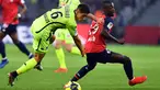 Penyerang Lille, Nicolas Pepe (kanan) saat melewati bek Anger, Theo Pellenard selama pertandingan Liga Prancis di Stadion Pierre-Mauroy, Prancis pada Mei 18 2019. Arsenal resmi mendatangkan Nicolas Pepe dari klub Liga Prancis, Lille. (AFP Photo/Denis Charlet)