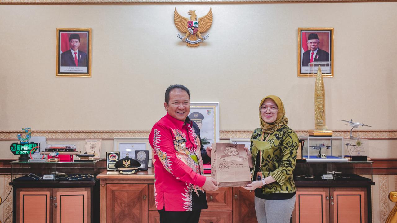 Bupati Jember Hendy Siswanto (Kanan) menyerahkan cindra mata kepada Kepala Pusat Penelitian Kopi dan Kakao atau Puslitkoka, Dini Astika Sari  (Istimewa)