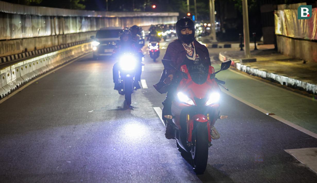Selebritas Indonesia, Sintya Marisca memacu motornya saat mengikuti city riding bersama Pertamina Enduro di Jalan Pattimura, Jakarta, Minggu (26/11/2023). (Bola.com/Bagaskara Lazuardi)