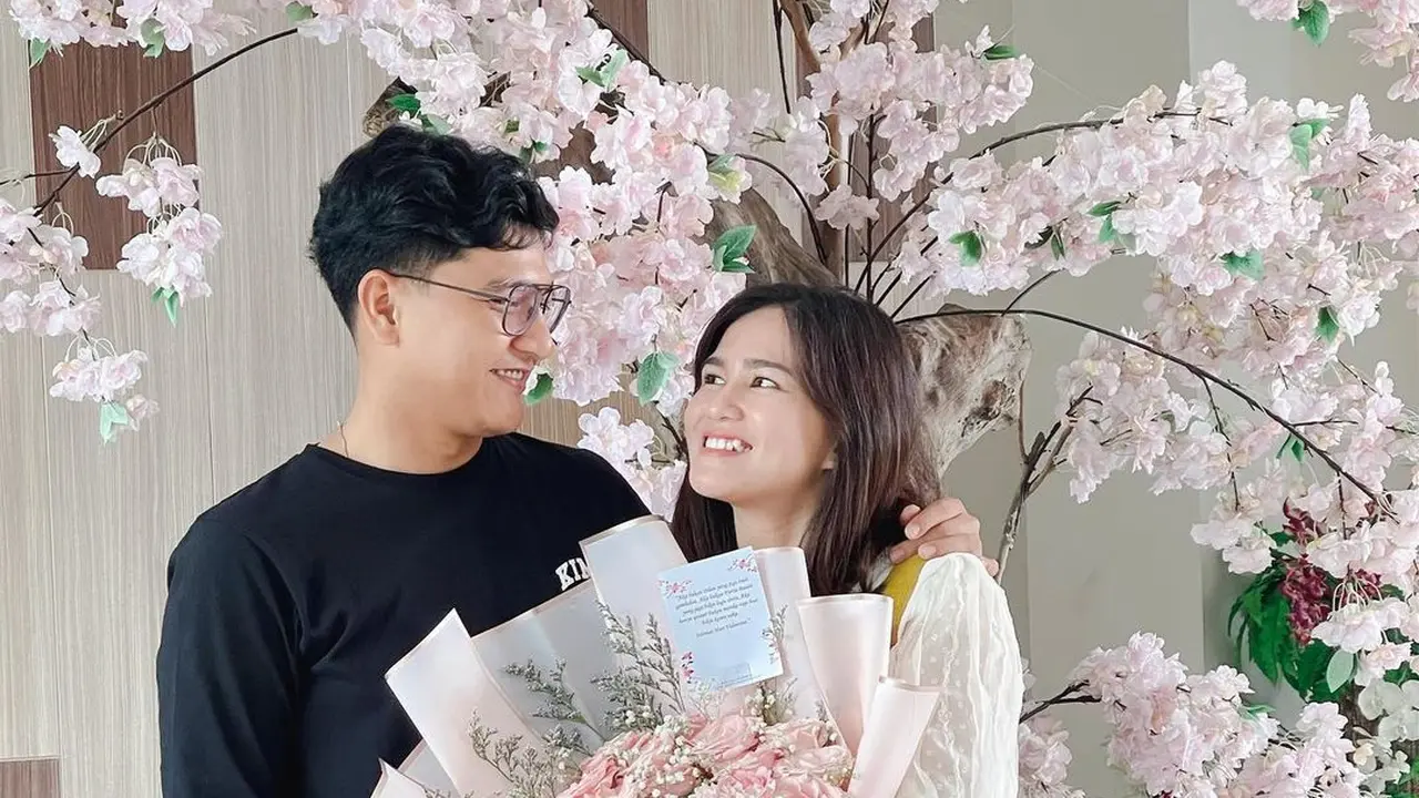 6 Potret Lamaran Masayu Clara dan Qausar Harta, Beri Vespa Klasik Buat Seserahan