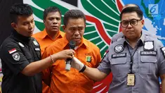 Kabid Humas Polda Metro Jaya Kombes Argo Yuwono (tengah) menunjukkan barang bukti beserta tersangka kasus tindak pidana narkotika jenis sabu di Polda Metro Jaya, Jakarta, Kamis (15/8/2019). Polisi menangkap tokoh pemuda Umar Kei beserta tiga orang lainnya. (Liputan6.com/Immanuel Antonius)