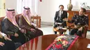 Presiden Joko Widodo berbincang dengan Menteri Luar Negeri Arab Saudi Adel bin Al-Jubeir dan rombongannya di Istana Kepresidenan Bogor, Senin (22/10). (Liputan6.com/Angga Yuniar)