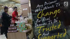 Pengunjung melihat Pameran Produk Unggulan Narapidana di Plasa Pameran Industri Kementerian Perindustrian, Jakarta, Selasa (26/3). Beragam Produk Unggulan Narapidana dari 33 divisi pemasyarakatan Kanwil Kemenkumham se-Indonesia dipamerkan hingga 29 Maret, mendatang. (Liputan6.com/Helmi Fithriansyah)