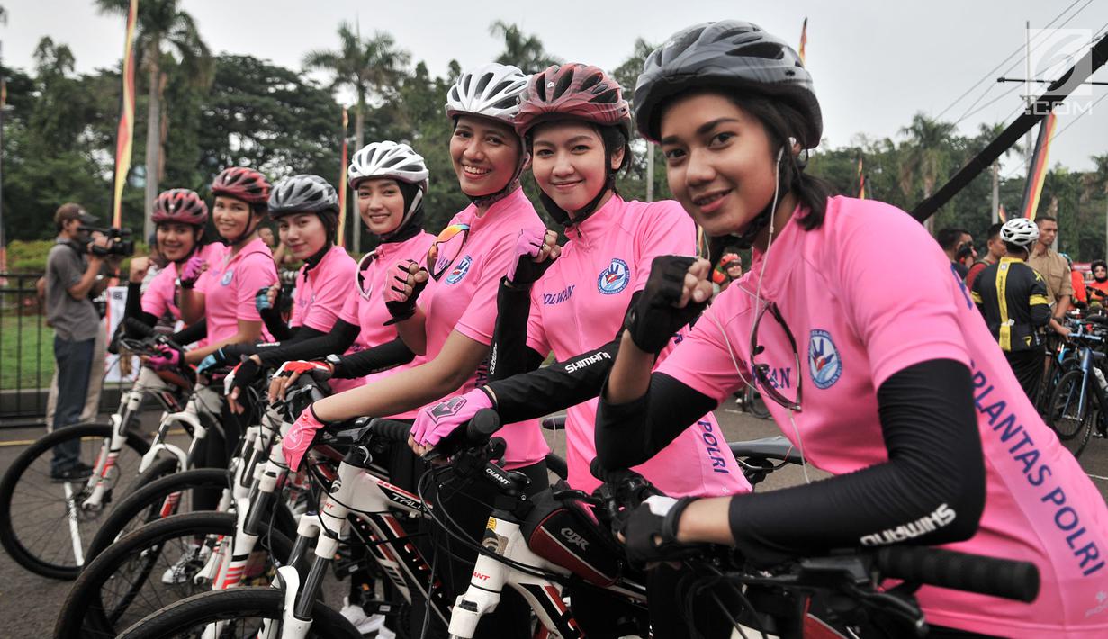 Sejumlah polisi wanita (Polwan) saat mengawal peserta acara Gowes Bersama Indonesia Damai #iRide4Peace di Jakarta, Minggu (4/11). Acara bersepeda bersama ini dibalut deklarasi untuk mendukung Pemilu damai. (Merdeka.com/ Iqbal S. Nugroho)