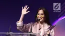 Musisi Sherly Sheinafia menyapa penonton saat memberi sambutan usai menerima penghargaan best creator for music saat acara XYZ Day 2018 di The Hall Senayan City, Jakarta, Rabu (25/4). (Liputan6.com/Herman Zakharia)