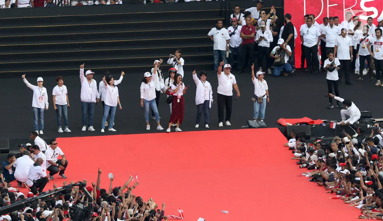 Sejumlah musisi dan artis ibukota membawakan lagu pada kampanye akbar capres dan cawapres Joko Widodo (Jokowi)-Ma'ruf Amin di Stadion Utama GBK, Senayan, Jakarta, Sabtu (13/15). Penampilan kolaborasi dari 100 gitaris Indonesia meramaikan pagelaran Konser Putih Bersatu. (Liputan6.com/Angga Yuniar)