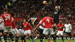 Kiper Manchester United, David De Gea, mengamankan bola saat melawan Liverpool pada laga Premier League di Stadion Old Trafford, Manchester, Sabtu (10/3/2018). MU menang 2-1 atas Liverpool. (AFP/Oli Scarff)