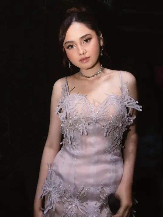 Melengkapi tampilannya, Syifa mengenakan aksesori anting-anting model rain drop. Serta mengenakan kalung choker silver di lehernya.. [@krinouofficial]