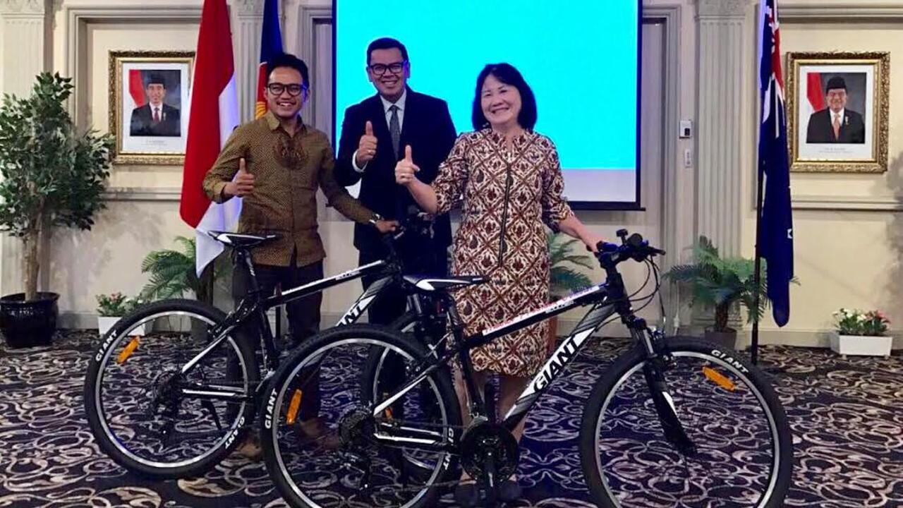 Dua WNI di Australia mendapat sepeda dari Jokowi