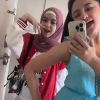 Sienna pun memadukannya dengan jaket varsity warna merah dan putih pada lengannya. Ia tetap istiqomah mengenakan kerudung pashmina pink dengan ciput putihnya. [@marshanda99]