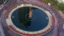 Ribuan peserta mengikuti pemecahan Guinness World Record tari Poco-poco di Kawasan Bundaran HI, Jakarta, Minggu (5/8). Kegiatan yang diinisiasi oleh Ibu Negara Iriana Joko Widodo sebagai Pembina OASE Kabinet Kerja. (Liputan6.com/Pool/Biro Pers Setpress)