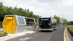 Bus otonomos dari jalur bus autopilot 1 melintas di Zhengzhou, China (18/8/2020). Menggabungkan teknologi layanan jaringan 5G dan kecerdasan buatan (AI) serta sistem pengawasan dan kendali cerdas, uji coba bus autopilot telah dilakukan di Zhengzhou dalam beberapa hari terakhir. (Xinhua/Li An)