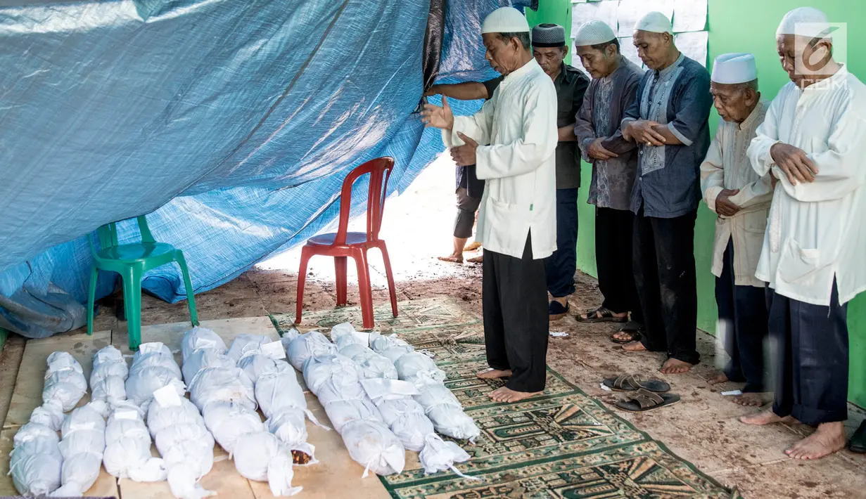 Panitia bersama keluarga pemilik makam mesalatkan jenazah di TPU Grogol, Depok, Jawa Barat, (20/9). 525 makam di TPU tersebut dibongkar dan dipindahkan ke lokasi baru karena dilewati rencana pembangunan jalan tol Desari. (Liputan6.com/Immanuel Antonius)