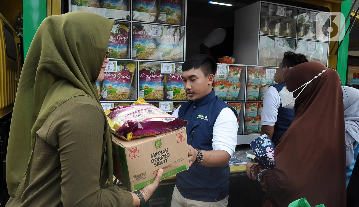 Dengan adanya sembako murah warga menjadi senang dan terbantukan. (merdeka.com/Imam Buhori)
