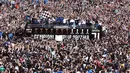 Bus pemain Juventus melintasi kerumunan fans saat parade keberhasilan meraih trofi Serie A di Turin, Italia, (19/5/2018). Juventus raih gelar Seri A tujuh kali secara beruntun. (Alessandro Di Marco/ANSA via AP)