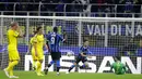 Gelandang Inter Milan, Antonio Candreva, melakukan selebrasi usai membobol gawang Borussia Dortmund pada laga Liga Champions 2019 di Stadion Giuseppe Meazza, Rabu (23/10). Inter Milan menang 2-0 atas Borussia Dortmund. (AP/Luca Bruno)