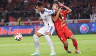 Kapten tim Arema FC, Hansamu Yama Pranata (kiri) berebut bola dengan gelandang serang Persija, Witan Sulaeman saat pertandingan pekan ke-20 BRI Super League 2025/2026 di Stadion Utama Gelora Bung Karno, Jakarta, Minggu (8/2/2026). Menjamu Arema FC, Macan Kemayoran tumbang. (Bola.com/ Abdul Aziz)