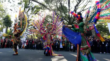 Peserta mengikuti parade Karnaval Kemerdekaan Pesona Parahyangan dalam rangka puncak peringatan HUT Kemerdekaan ke-72 Republik Indonesia di Bandung, Sabtu (26/8). Karnaval mengusung tema "Nyalakan Api Semangat Kerja Bersama". (Liputan6.com/Johan Tallo)