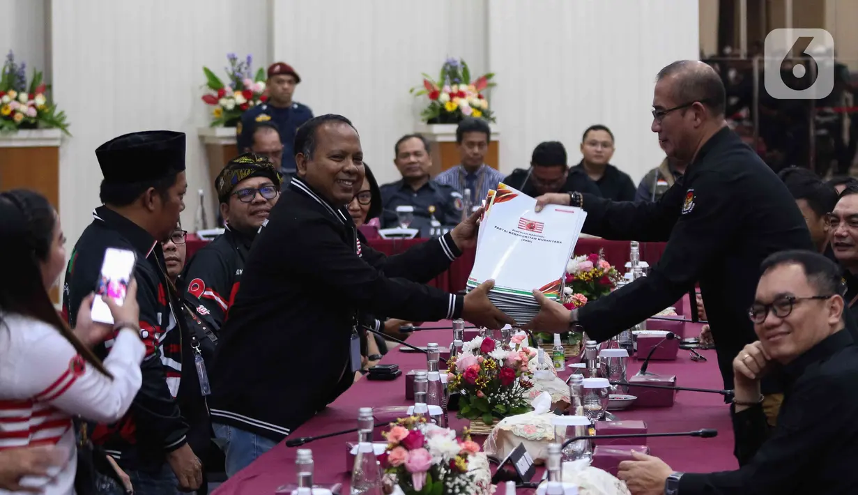 Sekjen Partai Kebangkitan Nusantara (PKN), Sri Mulyono menyerahkan dokumen daftar bakal calon legislatif (bacaleg) kepada Ketua Komisi Pemilihan Umum (KPU) Hasyim Asy'ari di Gedung KPU, Jakarta, Minggu (14/5/2023). (Liputan6.com/Herman Zakharia)