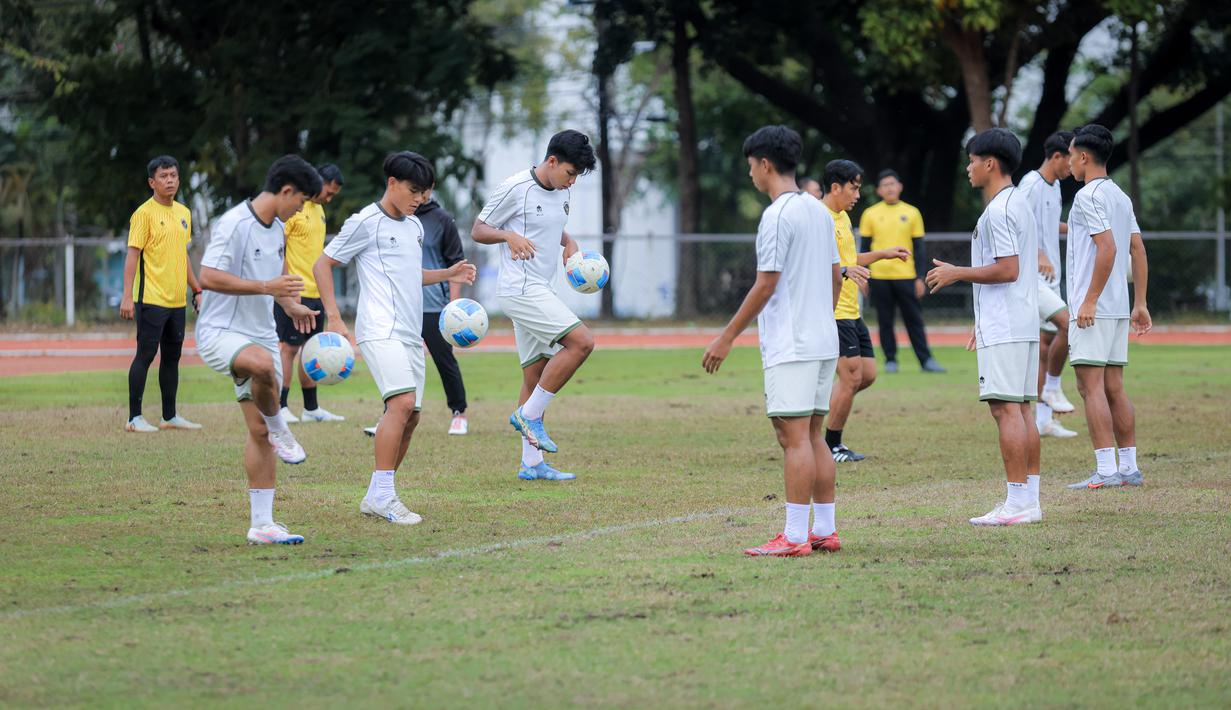 Pasalnya, Garuda Muda dipermalukan Filipina 0-1 di laga perdana yang berlangsung Senin (8/12/2025). Tampak dalam foto, pemain Timnas Indonesia U-22 melakukan sesi latihan resmi jelang melawan Myamar pada matchday kedua Grup C SEA Games 2025. (Bola.com/ Bagaskara Lazuardi)